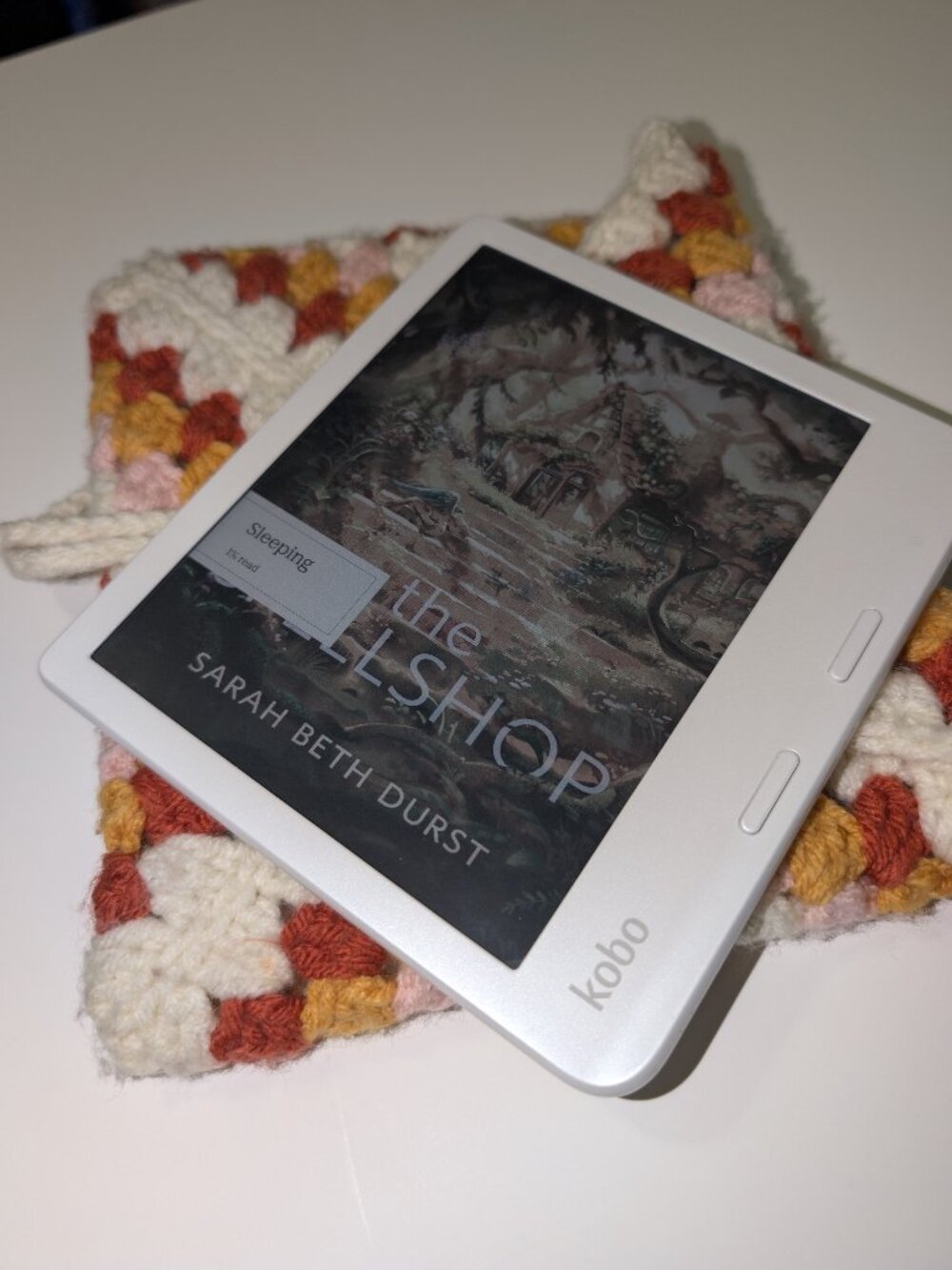 Kobo Libra Colour 32GB White eReader + Crochet Sleeve